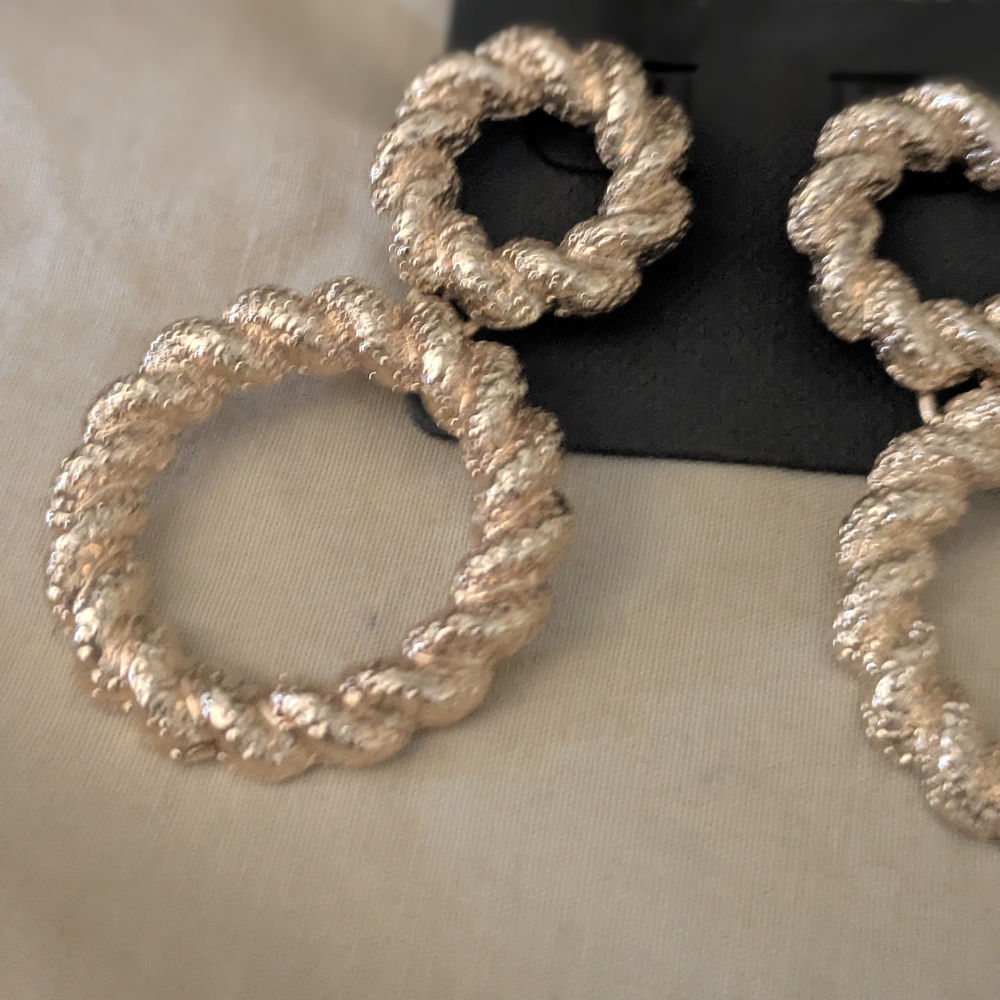 7 Days Of Goldtone Hoop Earrings Full Week Hoop & Circle Earrings NWT Ava Aiden - Picture 2 of 11